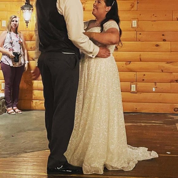 Wedding gown - Picture 1 of 4